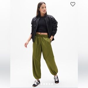 Athleta Lunar Sheen Utility Mid Rise Olive Green Women's Pants, Small